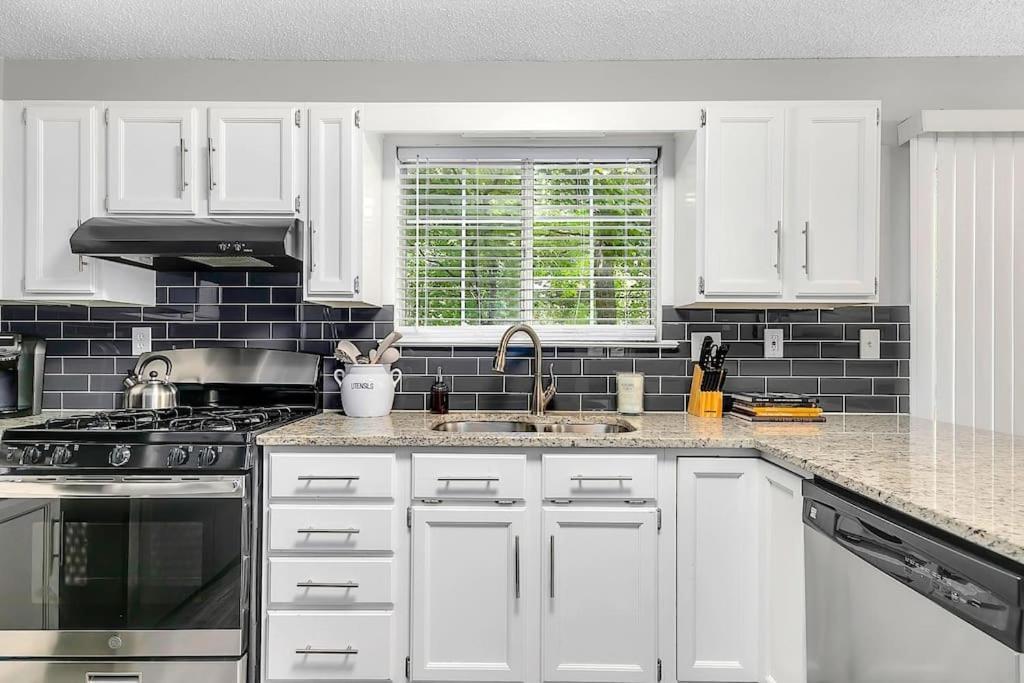 Good Karma Rentals - Renovated Ksu House Next To Interstate 75 Quiet Nhood Tm Kennesaw Eksteriør billede